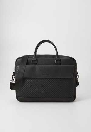 Serviette en cuir noir avec texture tissée sur le bas de la face avant, poche à rabat lisse, double poignées et bandoulière amovible.