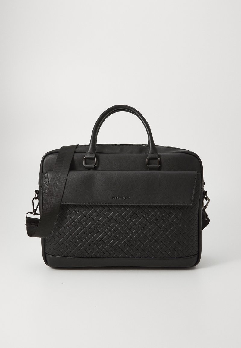 Serviette en cuir noir avec texture tissée sur le bas de la face avant, poche à rabat lisse, double poignées et bandoulière amovible.