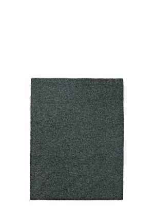 Mørkegrå, strikket uldkvadratisk tæppe med en blød tekstur og jævne syninger, der har et enkelt, ensartet design.