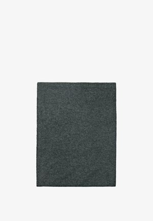 Donkergrijze, gebreide wollen vierkante deken met een zachte textuur en gelijkmatige stiksels, met een eenvoudig, uniform ontwerp.