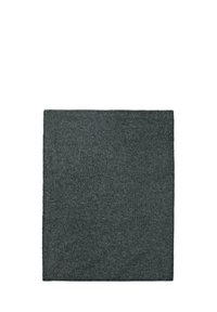 Couverture carrée en laine tricotée gris foncé avec une texture douce et des points uniformes, présentant un design simple et uniforme.