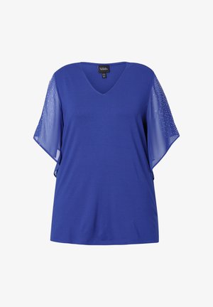Blusa azul de escote en V con mangas cortas y transparentes adornadas con pequeñas cuentas translúcidas, hecha de una tela suave con un corte relajado.