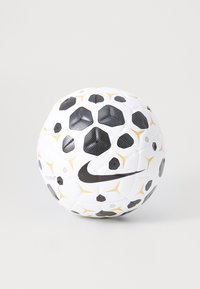 Hvid fodbold med sorte og gyldne sekskantede mønstre, med en struktureret overflade og et fremtrædende sort Nike-logo.
