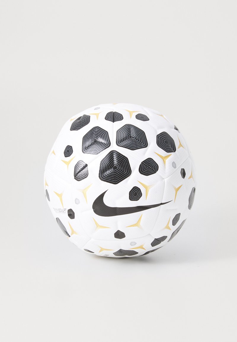 Biely futbalový loptu s čiernymi a zlatými hexagonálnymi vzormi, s textúrovaným povrchom a výrazným čiernym logom Nike.