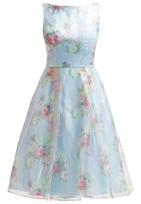 Vaaleansininen mekko kukkakuvioin, jossa on istuva yläosa ja liehuva helma, läpinäkyvä päällyskerros ja pastellinruusun kuvioita.