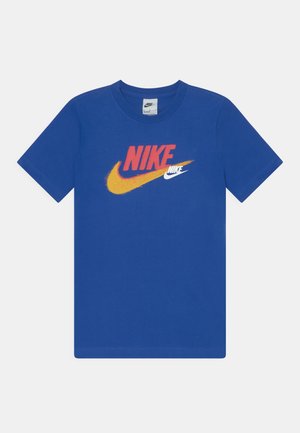 Niebieska koszulka z krótkim rękawem z dużym pomarańczowo-żółtym logo Nike swoosh i czerwonym napisem Nike nad nim, oraz małym białym logo Nike na logo.