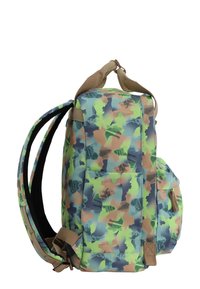 Zaino camo in verde, blu e marrone. Realizzato in materiale resistente con spallacci beige, presenta una tasca laterale e una finitura testurizzata.