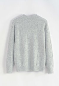 Pull en maille gris clair à manches longues, avec poignets et ourlet côtelés, présenté à plat sur un fond blanc.