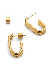 Goldfarbene Creolen mit geripptem Design, die eine geschwungene Form und einen Steckverschluss aufweisen. Enthält passenden Ohrstecker.
