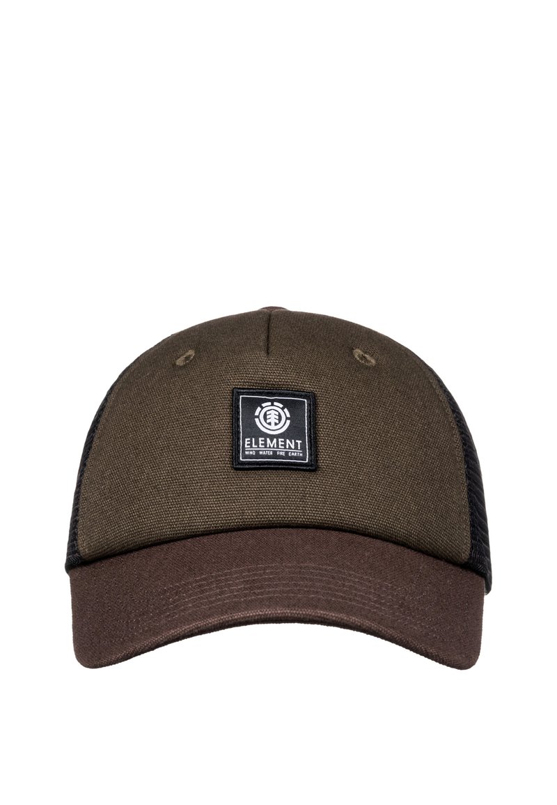 Casquette de baseball marron et vert olive avec un dos en mesh et un patch carré noir portant le logo "ELEMENT WIND WATER FIRE EARTH" à l'avant.