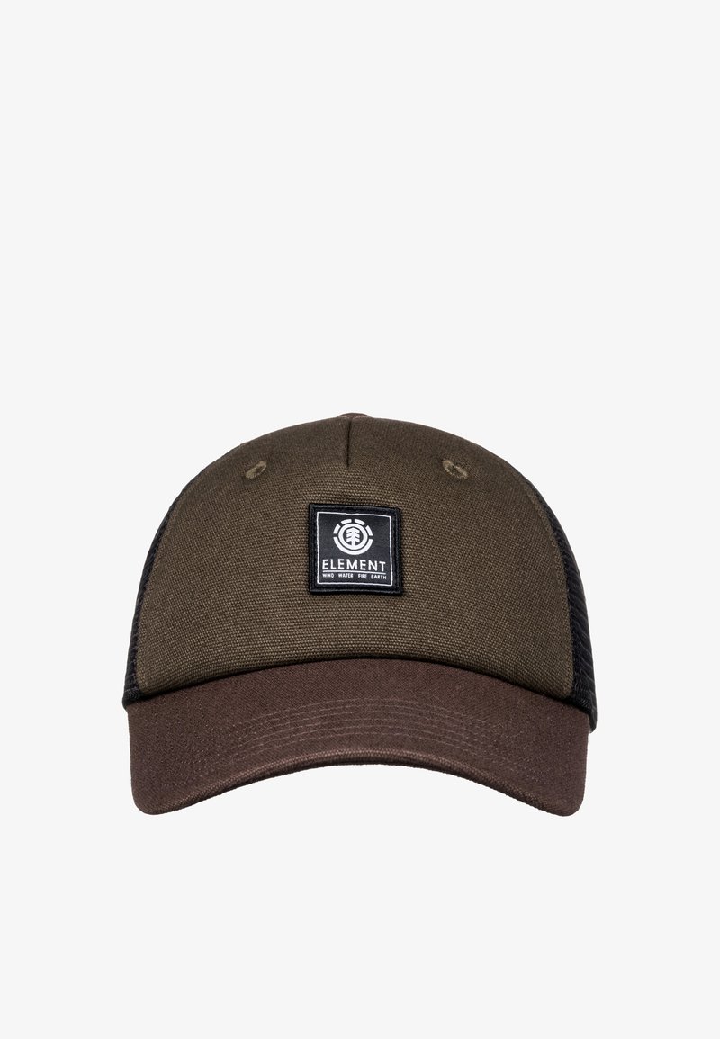Boné de beisebol marrom e verde-oliva com parte traseira em malha e um logo quadrado preto com a inscrição "ELEMENTO VENTO ÁGUA FOGO TERRA" na frente.