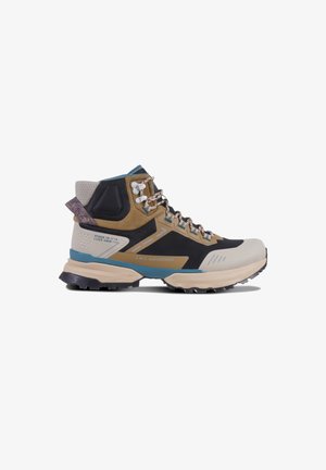 Hohe Wanderschuhe mit einem Obermaterial in Tan und Schwarz, wasserdichtem Material, strukturierten Akzenten und einer robusten schwarzen Außensohle mit Stollen.