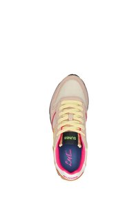 Scarpa sportiva in beige e tonalità pastello, realizzata in tessuti e materiali sintetici, di forma rotonda, con design con lacci e accenti vivaci.