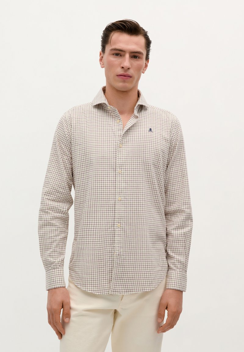 Beige Karo-Hemd mit dunkelrotem und braunem Rautenmuster. Weicher Stoff, lange Ärmel, Kragen und Logo auf der Brust.