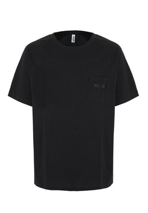 T-shirt nera in cotone con maniche corte raglan, scollatura a girocollo e taschino sul lato sinistro del petto con un discreto ricamo del logo Moschino.