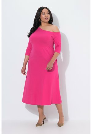 LINKS SCHULTERFREI A-LINIE 3/4-ARM - Robe en jersey - pink