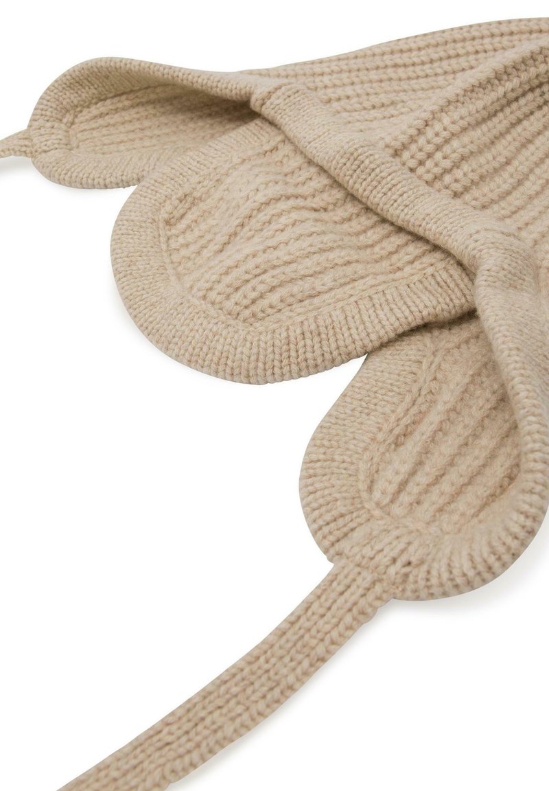 Beżowa, dziana czapka z uszami, z prążkowaną fakturą i troczkami. Miękki wełniany materiał z okrągłymi klapami dla ciepła i osłony.
