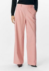 Pantaloni a gamba larga a righe rosse e bianche con vita alta, tasche laterali e una texture di tessuto liscia. Design classico con vestibilità sartoriale.