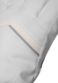Gant blanc avec une surface en tissu lisse, présentant un accent en cuir texturé et une subtile rayure grise. Les coutures sont visibles.