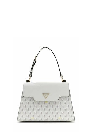 Sac à main blanc et gris à motifs avec bandoulière noire réglable et logo Guess doré sur le rabat avant, forme trapèze structurée.