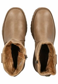 Hnědé kožené kotníkové boty s texturovaným povrchem, bočními zipy a měkkou béžovou podšívkou. Pevné gumové podrážky s výrazným vzorem.