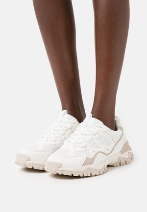 SLIM FIT TREKKING TRAINERS - Sneakers basse - white