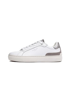Sneaker bianco con tomaia in pelle liscia, dettagli in suede grigio e suola in gomma. Presenta lacci tondi e un marchio sul lato.