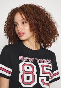 Tommy Jeans COLLEGIATE TEE - T-shirt print - black
