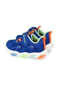 Zapatillas deportivas azules con tela de malla, detalles en naranja y una correa de velcro. Presentan una suela blanca redondeada con elementos decorativos de color.