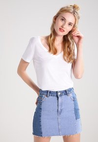 Levi's® - PERFECT  - T-shirt print - white Miniatuurafbeelding 1