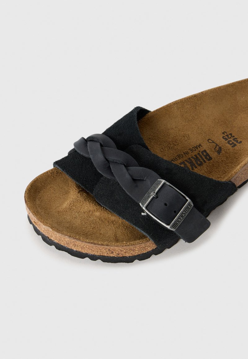 Schwarze Wildledersandalen mit geflochtenem Riemen, verstellbarem Schnallenverschluss und Korkfußbett. Verfügt über eine strukturiertes Gummisohle für besseren Halt.