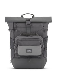Zaino grigio a rotolo con multiple tasche, una tasca frontale con zip, cinghie laterali e una base imbottita. Presenta un'etichetta con logo sulla parte frontale.