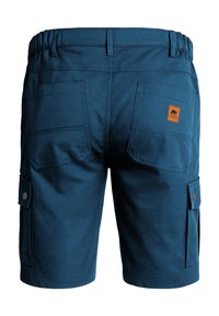 Dunkelblaue Cargoshorts mit Gesäßtaschen, seitlichen Knopfflappen-Taschen, Gürtelschlaufen und einem kleinen braunen Logo-Patch auf der rechten Gesäßtasche.