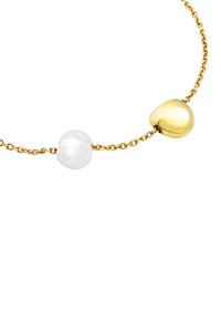 Collar de cadena de oro con dos cuentas únicas: una perla blanca brillante y una cuenta de oro redondeada y brillante. Diseño simple y elegante.