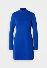 Robe bleu roi à manches longues, longueur genoux, avec un col haut et une silhouette ajustée, présentée sur un fond clair uni.