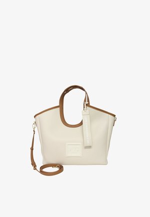 Beige læder tote taske med brune detaljer, åben top, dobbelte håndtag, aftagelig skulderrem og frontlogo. Inkluderer et aftageligt mærke.