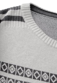 Pull gris clair avec un col côtelé, une bande à motifs avec des losanges gris foncé et un tissu texturé gris au niveau du col.
