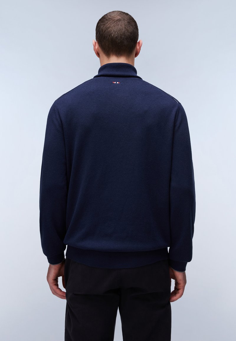 Maglione pullover blu navy con colletto alto, polsini e orlo a coste. Presenta un dettaglio logo minimal sulla schiena vicino al collo.