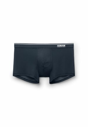 Ciemnoniebieskie bokserki o gładkiej fakturze, z białym pasem w talii z logo "IUMAN". Projekt obejmuje kieszeń dla wsparcia i komfortu.