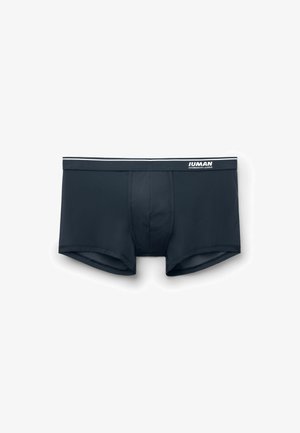 Ciemnoniebieskie bokserki o gładkiej fakturze, z białym pasem w talii z logo "IUMAN". Projekt obejmuje kieszeń dla wsparcia i komfortu.