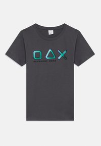 Graues T-Shirt mit kurzen Ärmeln und Rundhalsausschnitt. Mit glänzendem, buntem "OAX"-Logo und schwarzem "GAME ON"-Text in der Mitte. Weicher Stoff.