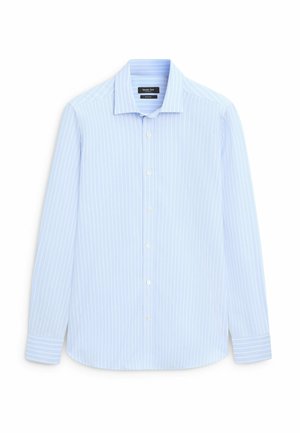 Lichtblauw herenoverhemd met witte verticale krijtstrepen, lange mouwen, knoopsluiting aan de voorkant en spitse kraag.