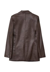 Blazer en cuir marron avec un design structuré, col à revers et poignets boutonnés. Présente une texture lisse et une coupe ajustée.