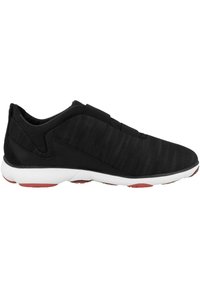 Scarpe sportive nere con tomaia texturizzata, chiusura con fascia elastica, intersuola bianca e dettagli rossi sulla suola. Design a profilo basso.