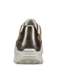 Rückansicht eines braunen Sneakers mit metallisch silberner Fersenkappe, weißem gepolstertem Kragen und dicker strukturierter weißer Sohle.