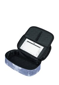 Astuccio blu e bianco con una superficie esterna testurizzata, chiusura con zip e interno nero con elastici per l'organizzazione e marchio NASA.