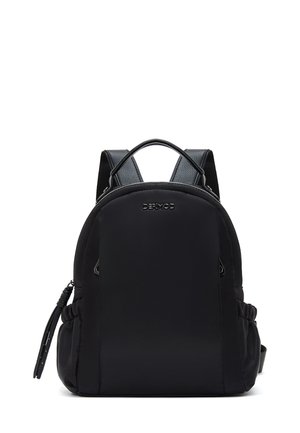 Sac à dos en nylon noir de forme arrondie, avec des bretelles ajustables, une fermeture éclair et des poches latérales. Il présente un revêtement texturé et un détail de logo.