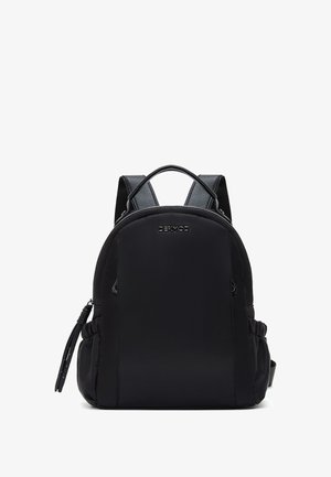 Sac à dos en nylon noir de forme arrondie, avec des bretelles ajustables, une fermeture éclair et des poches latérales. Il présente un revêtement texturé et un détail de logo.