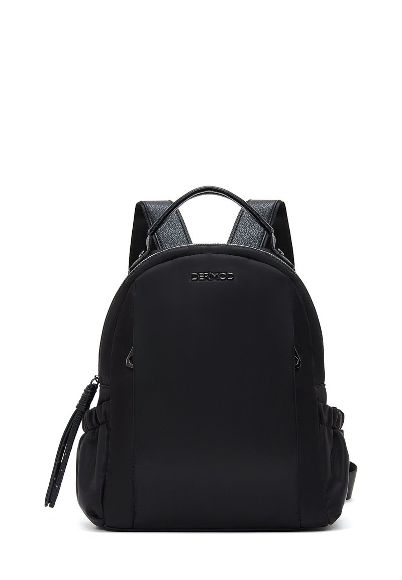 Zaino in nylon nero di forma arrotondata, con spallacci regolabili, chiusura con zip e tasche laterali. Presenta una parte superiore testurizzata e un dettaglio con logo.