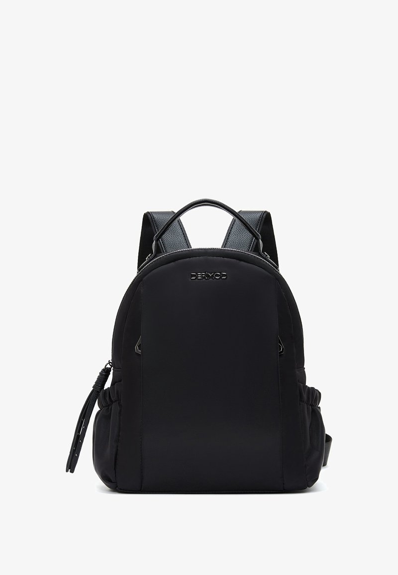 Sac à dos en nylon noir de forme arrondie, avec des bretelles ajustables, une fermeture éclair et des poches latérales. Il présente un revêtement texturé et un détail de logo.